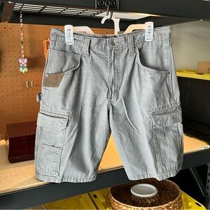 Men's Gray Cargo Shorts. Wrangler’s. Waist 32. NWOT. Lots of pockets. Nice.
